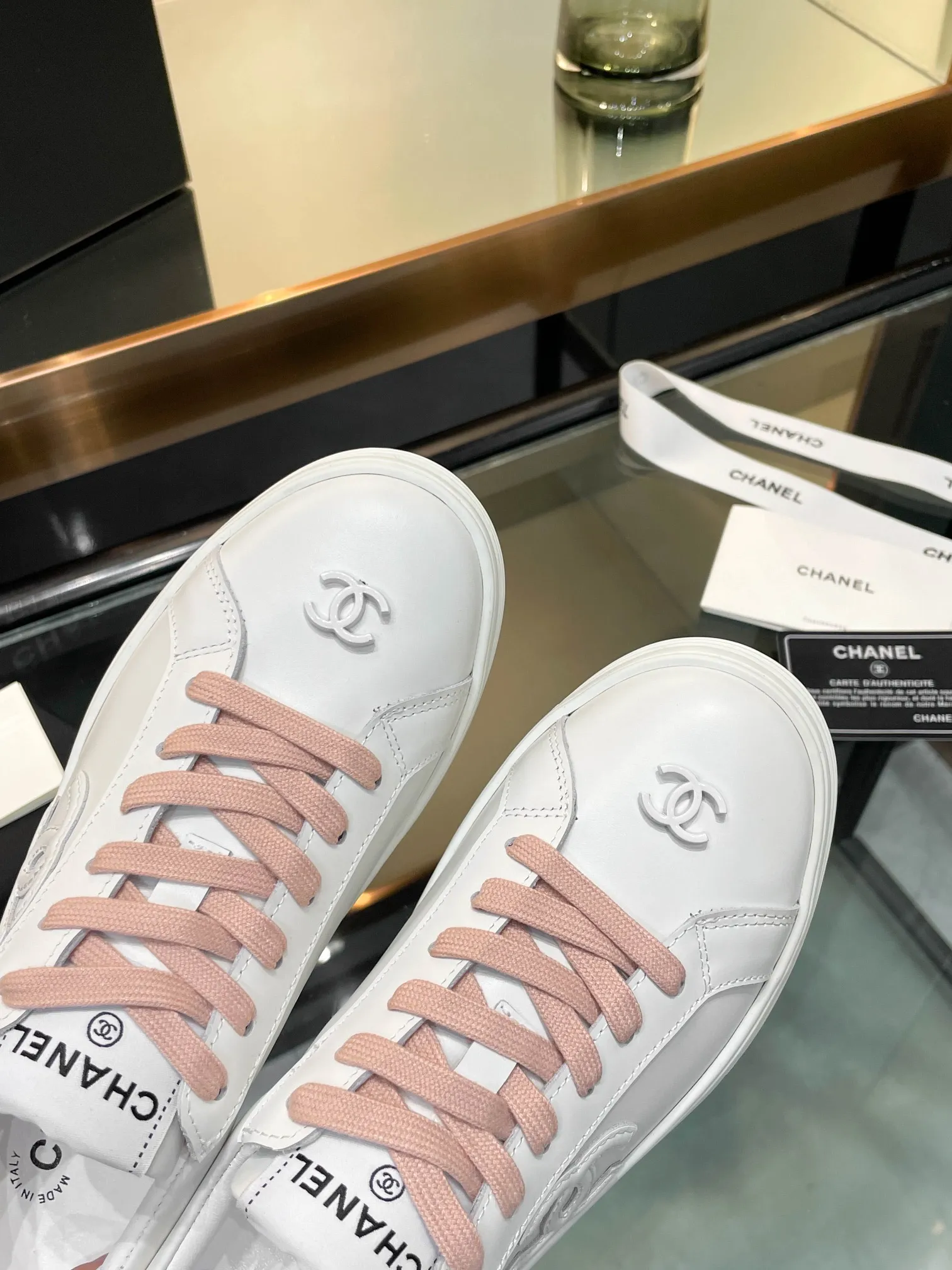 👟👟Ex-factory price 520👟👟Chanel Chanel 25SF latest model full leather panda color white shoes casual sports shoes skateboard shoes original purchase and development production Xiaoxiang C Home Another super popular item in the counter, loved by Internet celebrity bloggers and sisters, and various praises on social platforms. It is very popular, has a high texture, is breathable and super spring and summer. Seeing this issue always arouses the inner desire of girls for fashion. The latest suede material, classic black and white color, full of fashionable feeling on the feet, easy to care for. Fabric: Original customized imported cowhide material. Lining: Customized soft sheepskin lining. Sole: Original molded TPU non-slip outsole. Bottom thickness: 2.5CM. Size: Women's size 35-40 (custom-made sizes 40 are non-refundable)